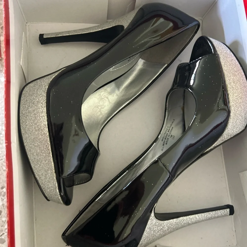 Guess Black and Silver Peep Toe HeelsSize 7